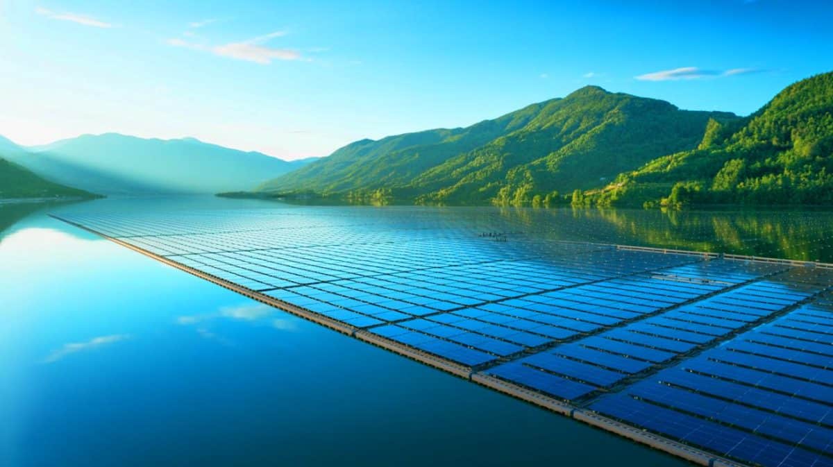 Ce petit pays révèle la vérité choquante : la France humiliée par une centrale solaire géante inattendue ! Illustration de la future centrale solaire flottante sur le lac Družmirje en Slovénie.