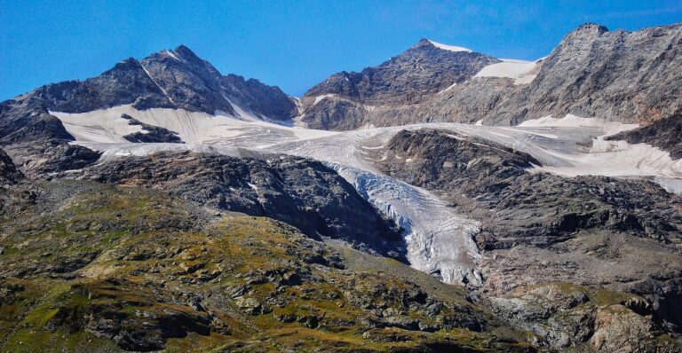 Les montagnes « perdent des géants glacés » chaque année, 987 000 tours Eiffel de glace fondent