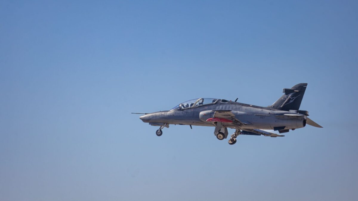 Eurofighter en vol, atterrissages déployés, ciel bleu clair.