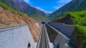 Illustration de l'inauguration du tunnel Tianshan Shengli, le plus long tunnel autoroutier du monde en Chine.