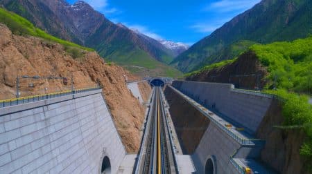 La Chine établit un record mondial avec le tunnel autoroutier le plus long : 22,13 km de prouesse technologique Illustration de l'inauguration du tunnel Tianshan Shengli, le plus long tunnel autoroutier du monde en Chine.