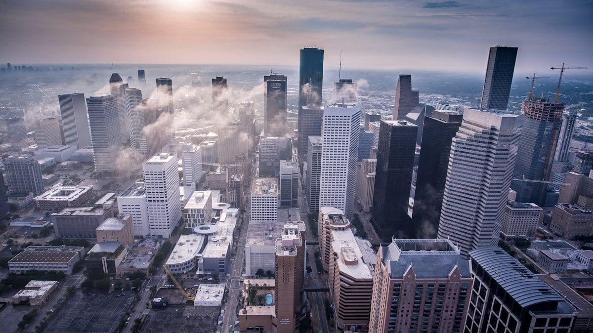 Les Sunier et l’ombre persistante des Panama Papers white high-rise buildings