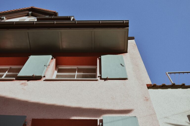Pourquoi votre maison reste chaude alors que la température baisse dehors