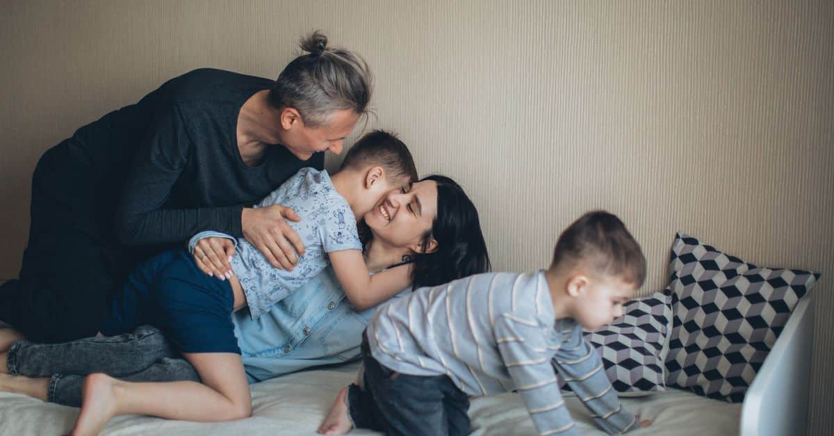 Affaire Conclue : Un acheteur est grand-père, il partage une magnifique photo parents children family home